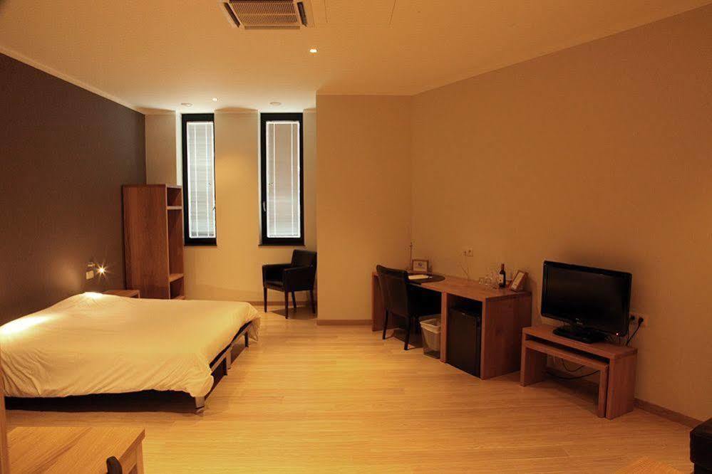 Boardhousing *
